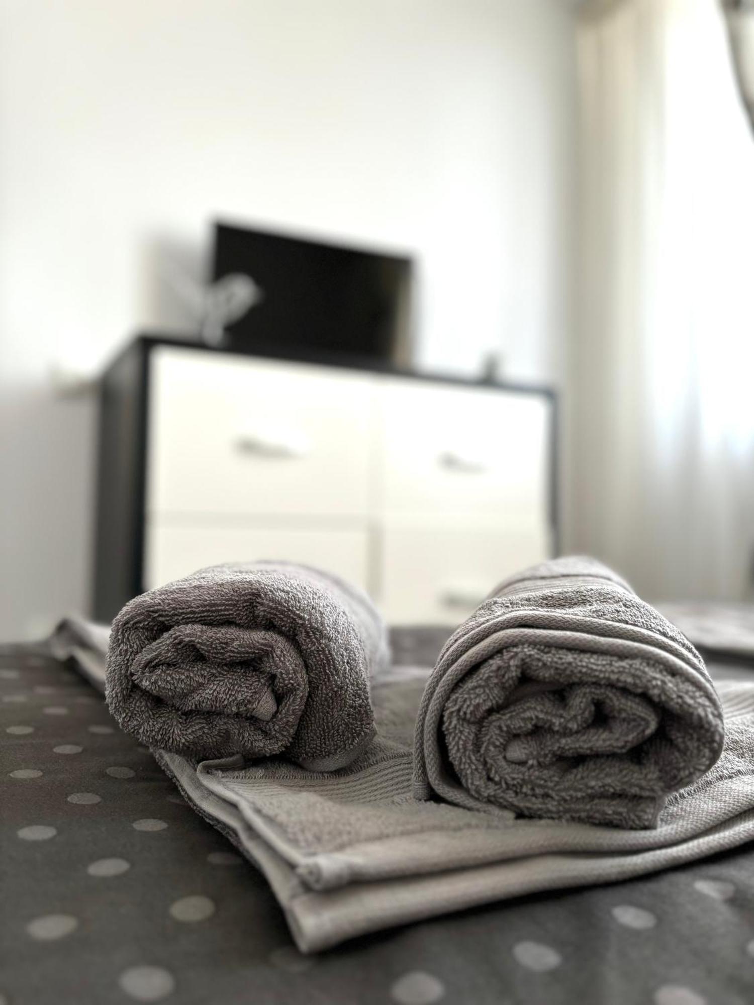 Taste Of Iasi - Two Room Apartment - Central - Sunset Touch Buitenkant foto