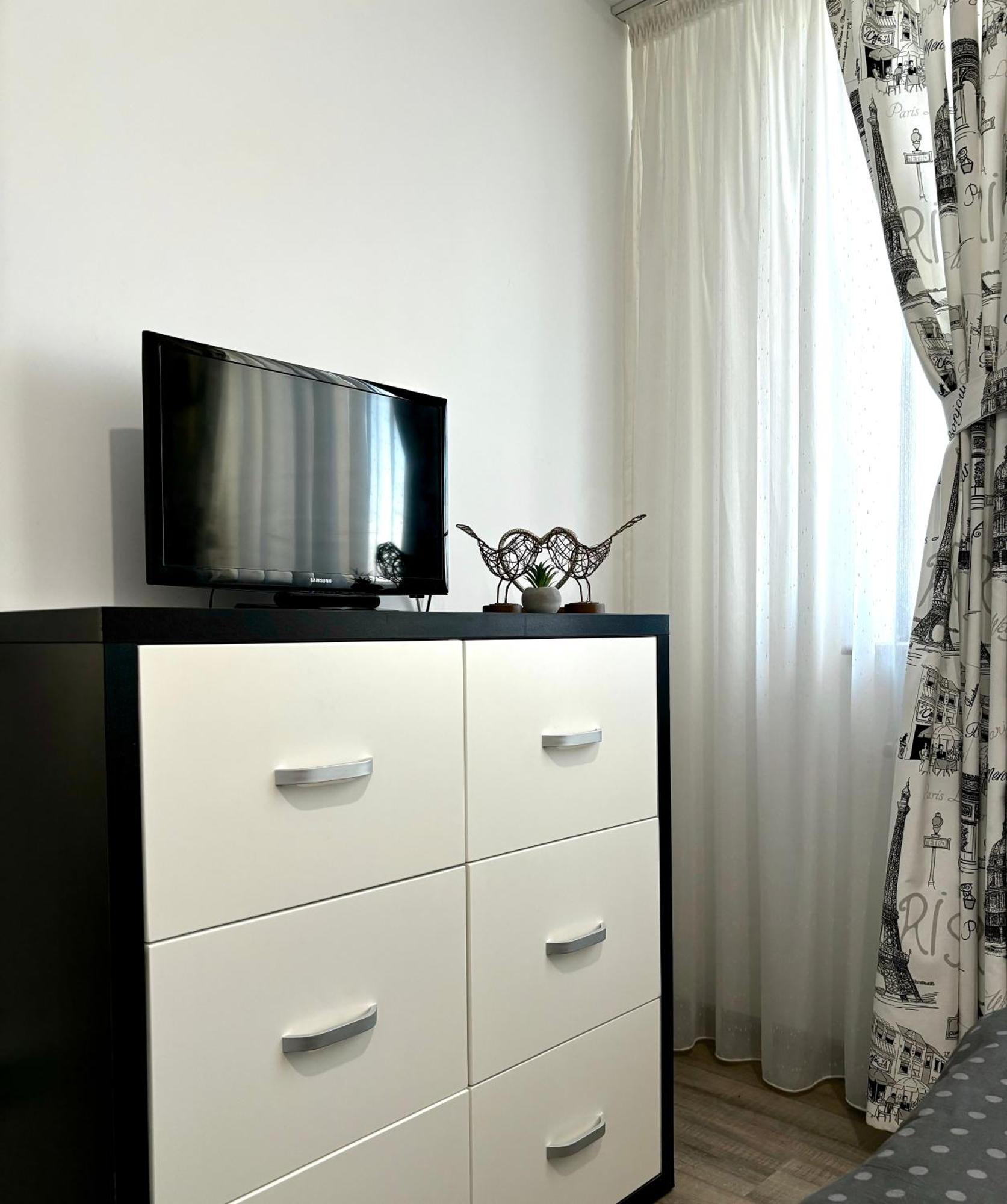 Taste Of Iasi - Two Room Apartment - Central - Sunset Touch Buitenkant foto