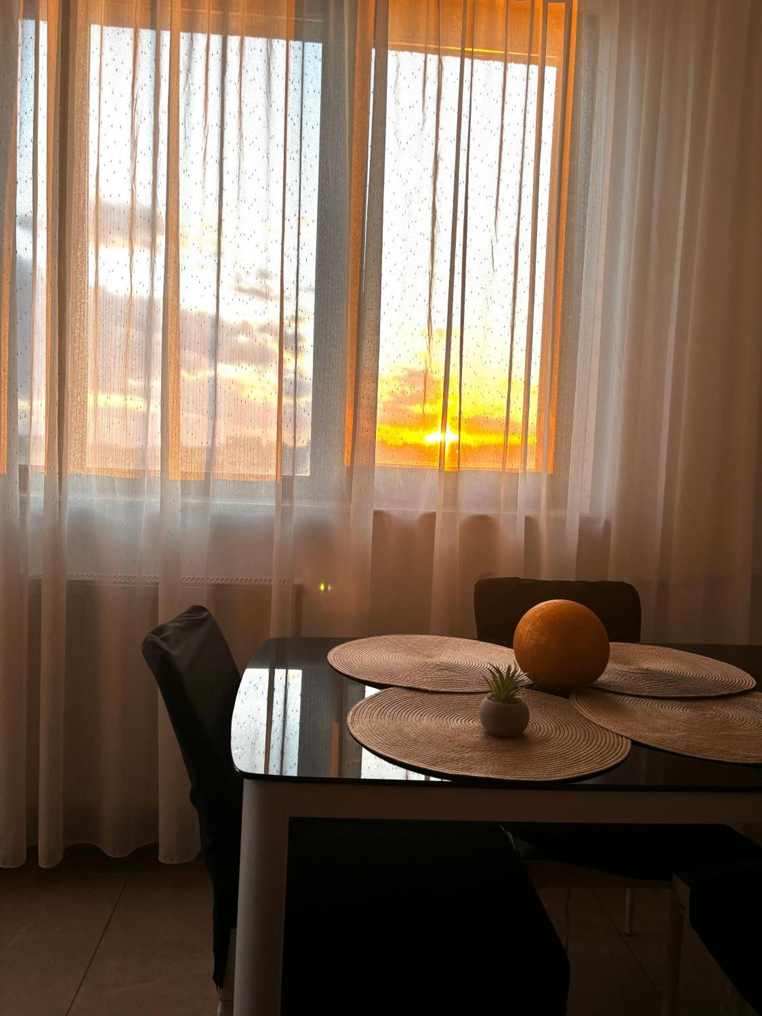 Taste Of Iasi - Two Room Apartment - Central - Sunset Touch Buitenkant foto